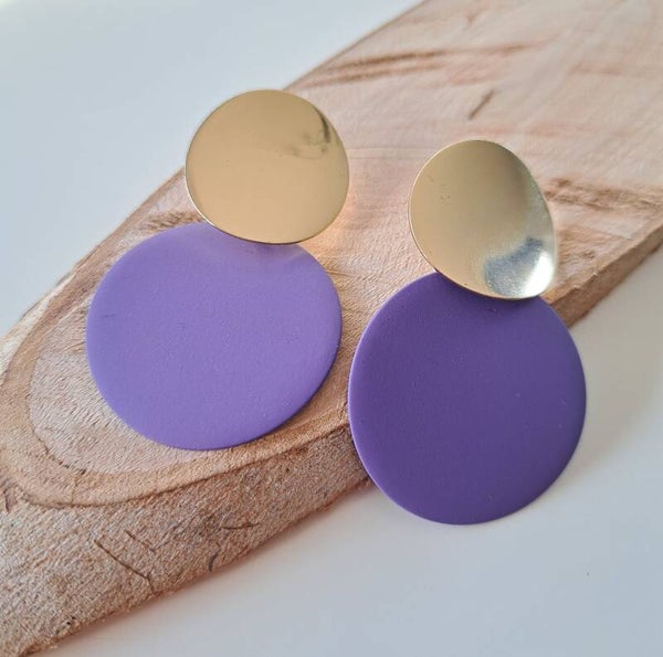Grote goudkleurige statement oorbellen met paarse hanger.