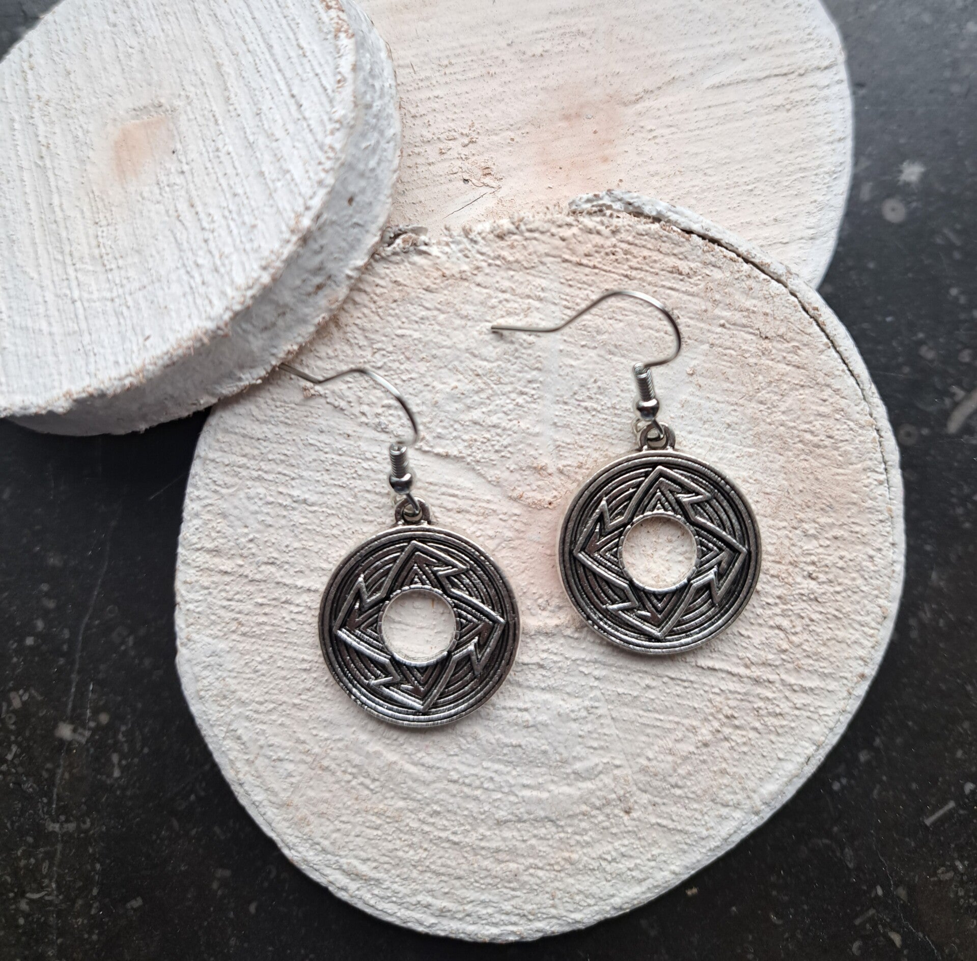 Antiek zilverkleurige ronde boho oorbellen.