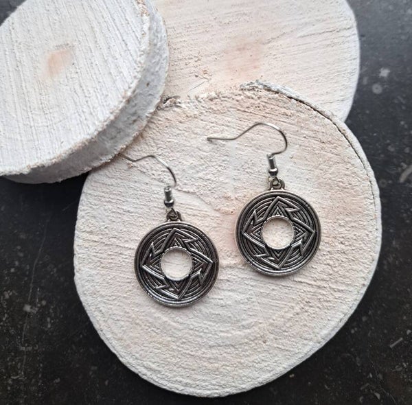 Antiek zilverkleurige ronde boho oorbellen.