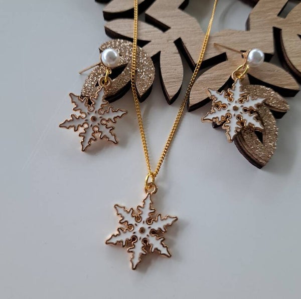 Kerstsetje goudkleurig met sneeuwvlokjes.
