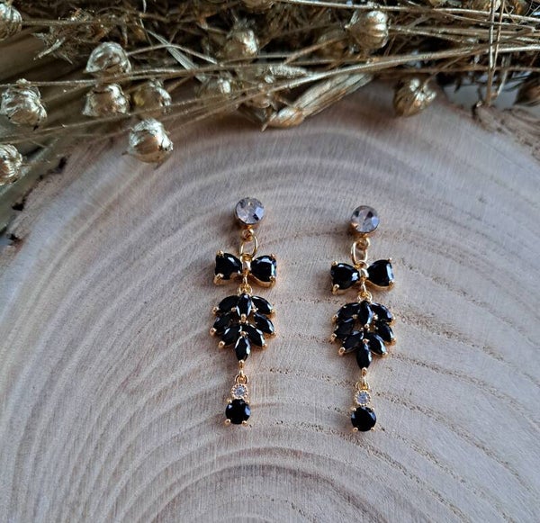 Feestelijke goudkleurige zwarte zirkonia oorbellen.