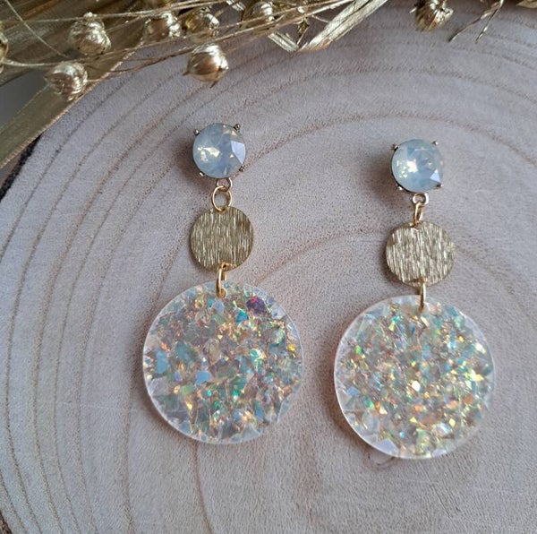 Feestelijke wit-goud getinte statementoorbellen.