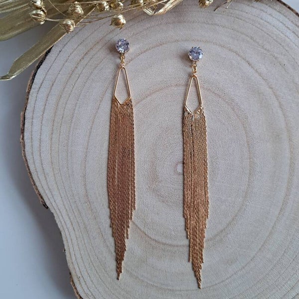 Feestelijke goudkleurige tassel oorbellen met zikonia steker.