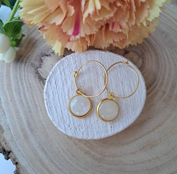 Zomerse creolen met parelmoer cabouchon.