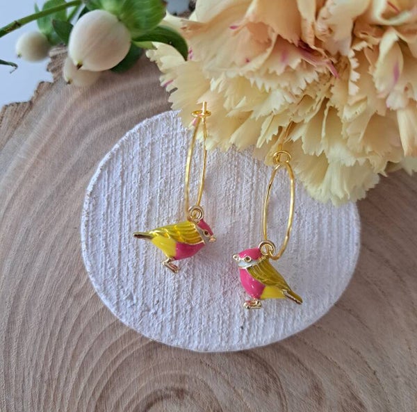 Zomerse creolen met fuchsia vogeltjes.