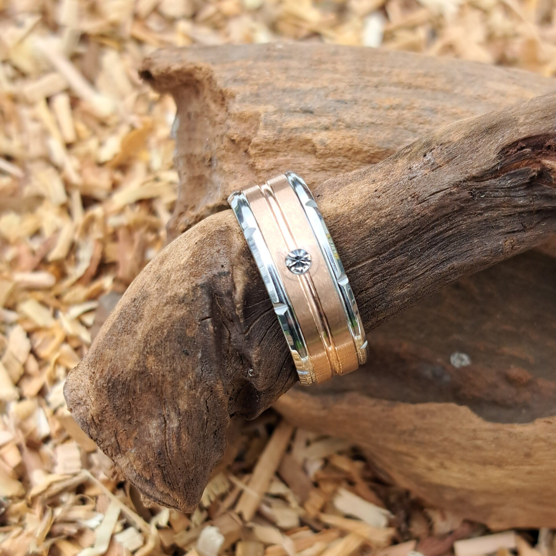 Ring in roestvrij staal met roségoudkleur en zirkoon.