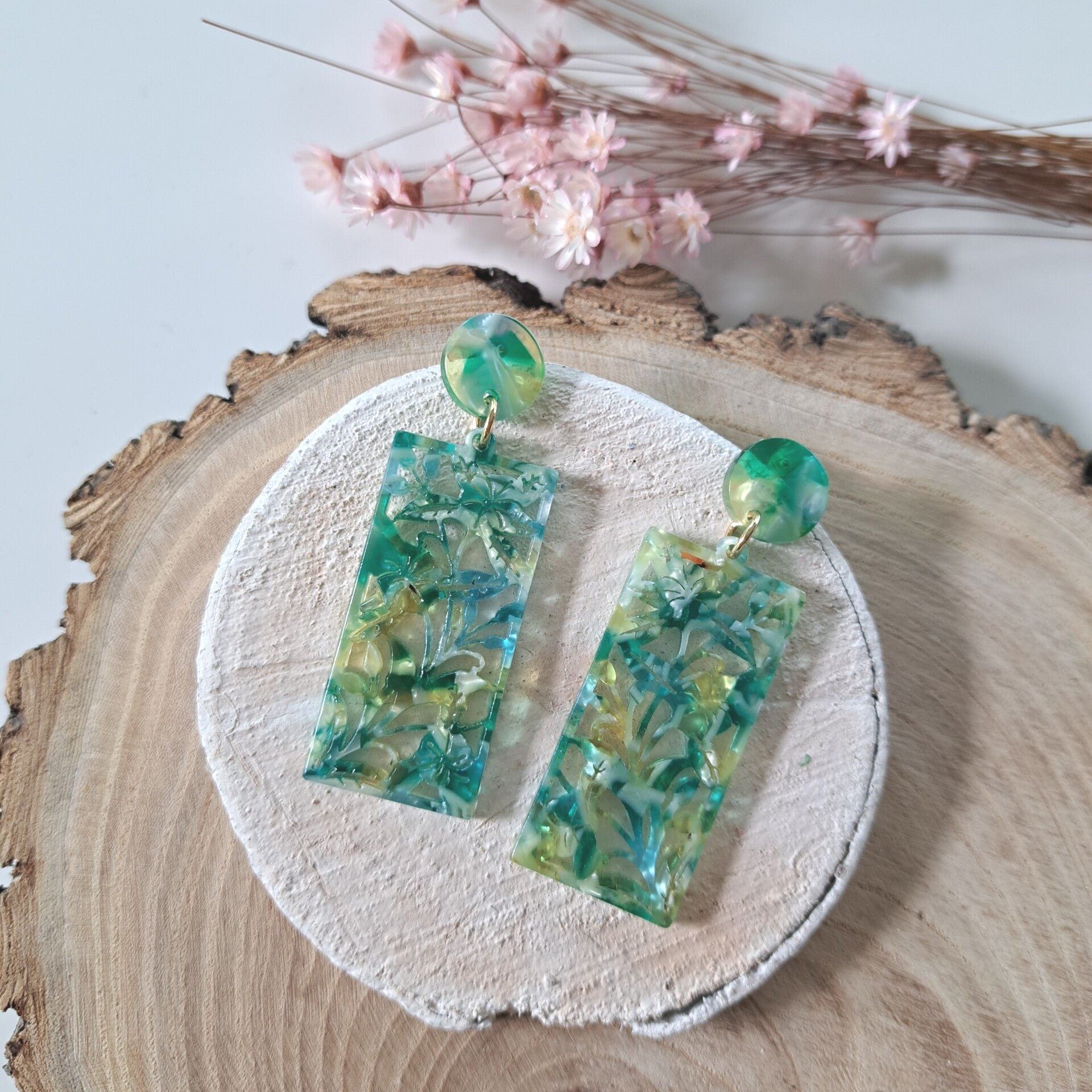 Groentgetinte rechthoekige oorbellen.