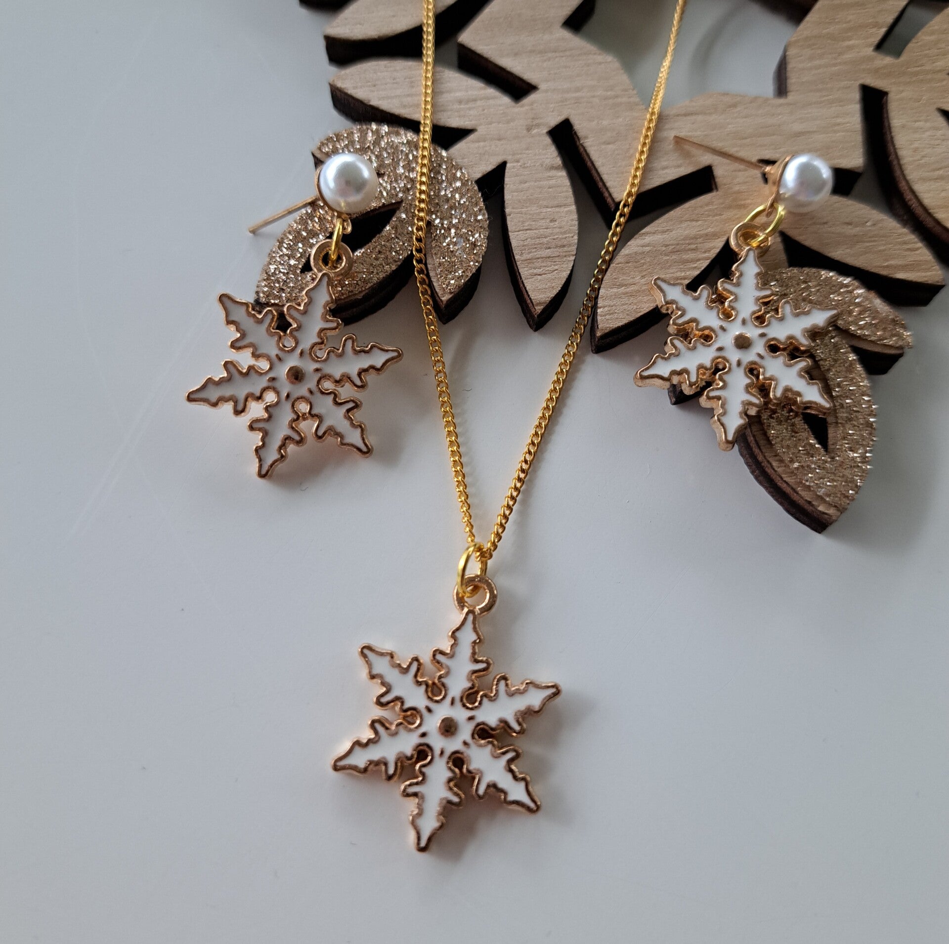 Kerstsetje goudkleurig met sneeuwvlokjes.