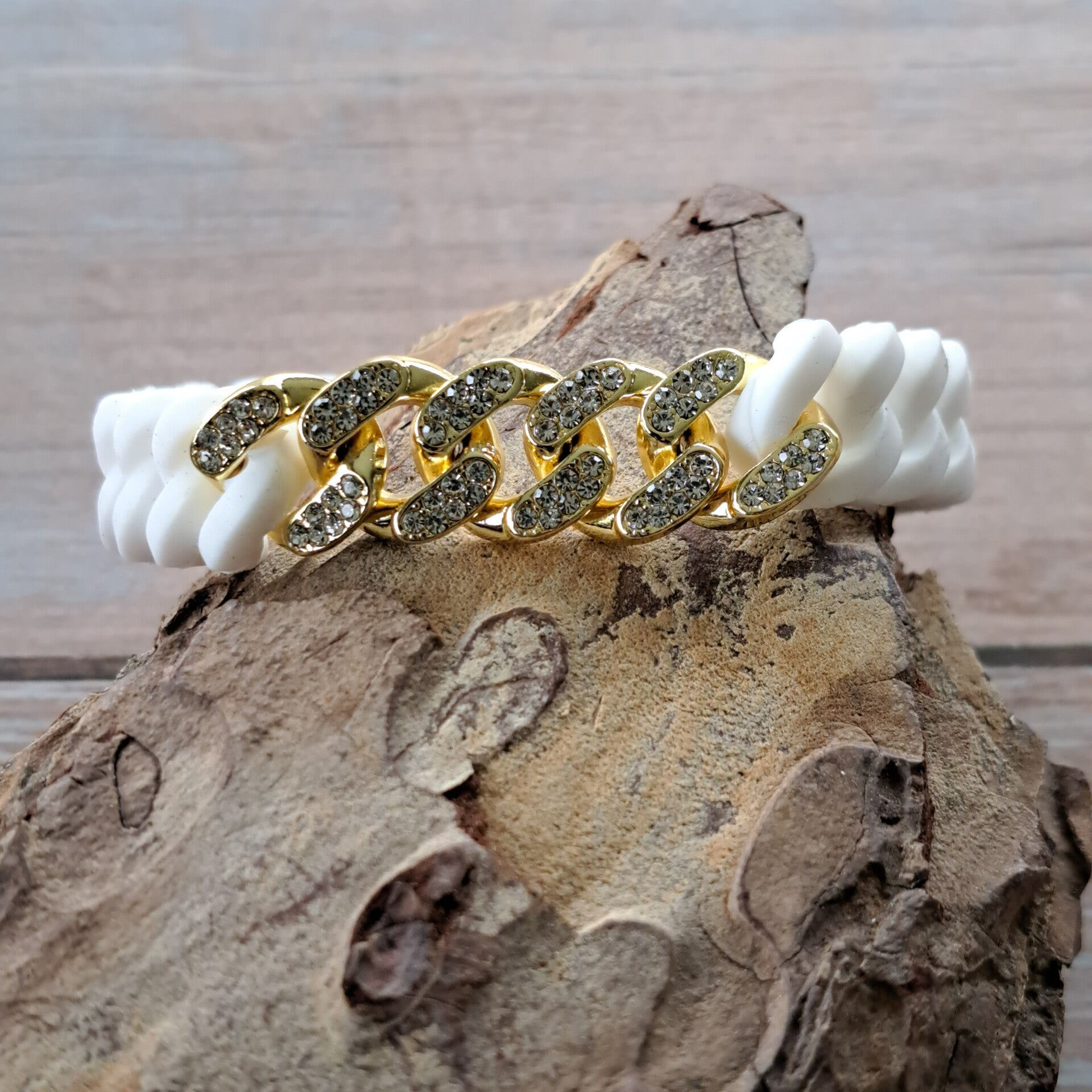 Brede witte schakelarmband bezet met cubic zirkonen.