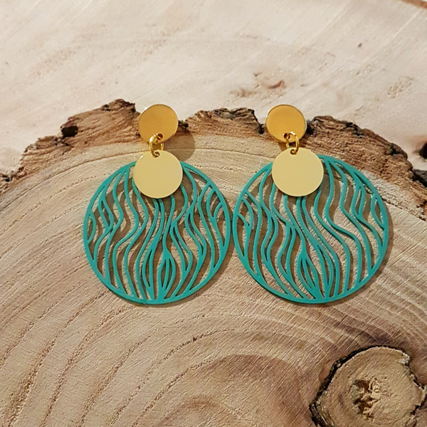 Aqua-groene filigraan oorbellen met gouden muntje.