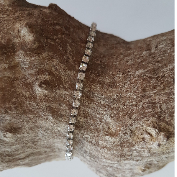 Zilveren armband bezet met cubic zirkonen.