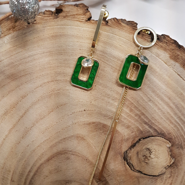 Goudkleurige assymetrische oorbellen met groene epoxy hanger.