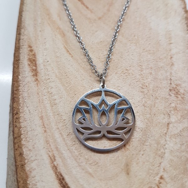 Stalen halsketting met lotusbloem hanger.