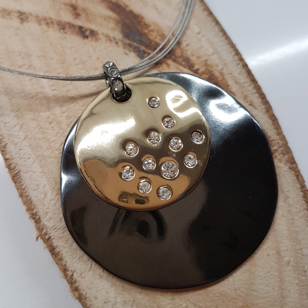 Moderne halsketting met zwart/gouden metalen hangers.