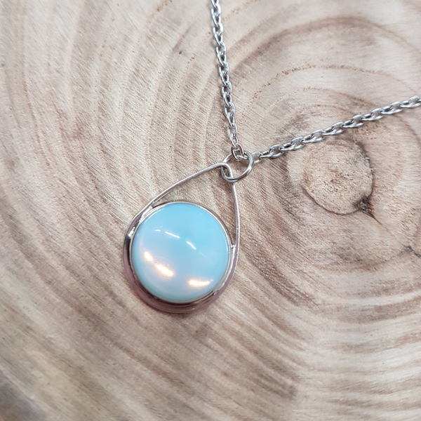 Stalen halsketting voorzien van opaliet cabouchon dia 12mm.