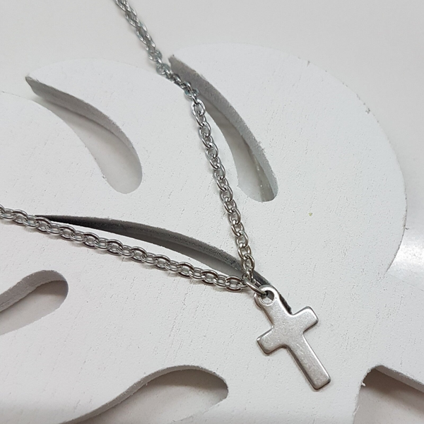 Stalen halsketting met subtiel kruisje.