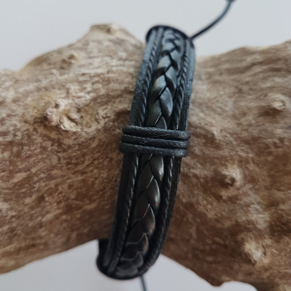 Zwarte gevlochten armband in PU leder, breedte 13mm,  verstelbaar.