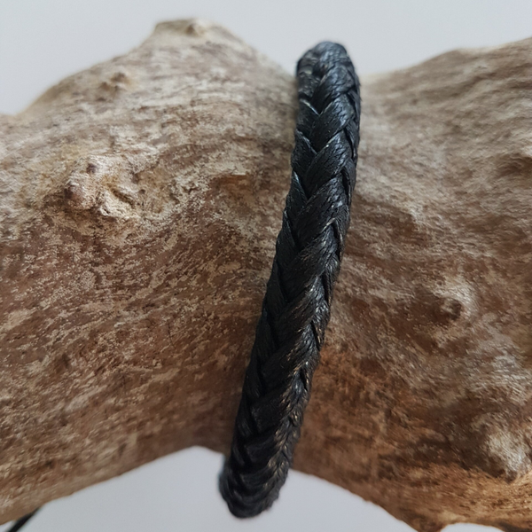 Zwarte rond gevlochten armband in PU leder, breedte 7mm,  verstelbaar.