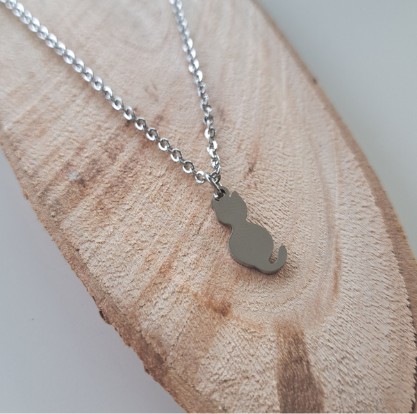 Stalen halsketting met kattenhanger.