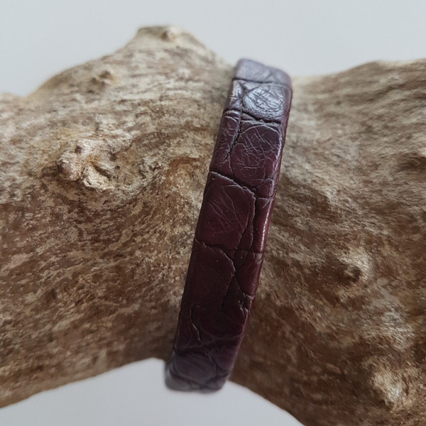 Bruine armband in PU leder, breedte 9mm,  verstelbaar.