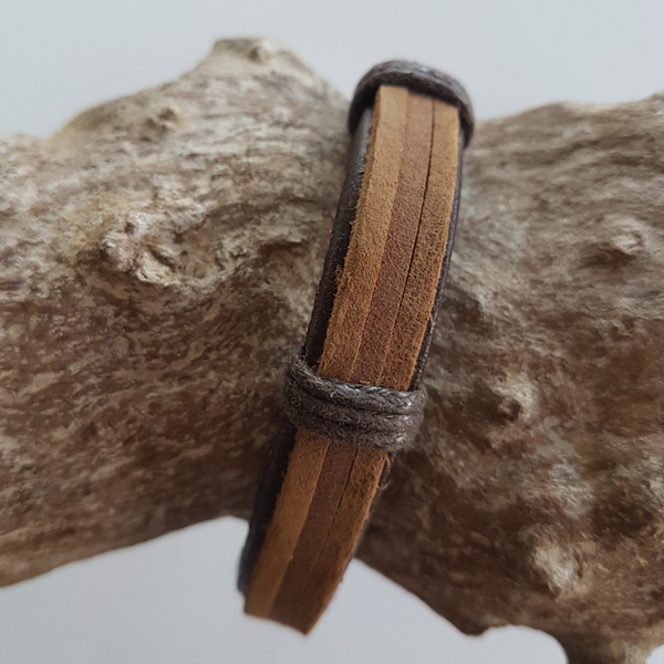 Bruine armband in PU leder, breedte 12mm,  verstelbaar.