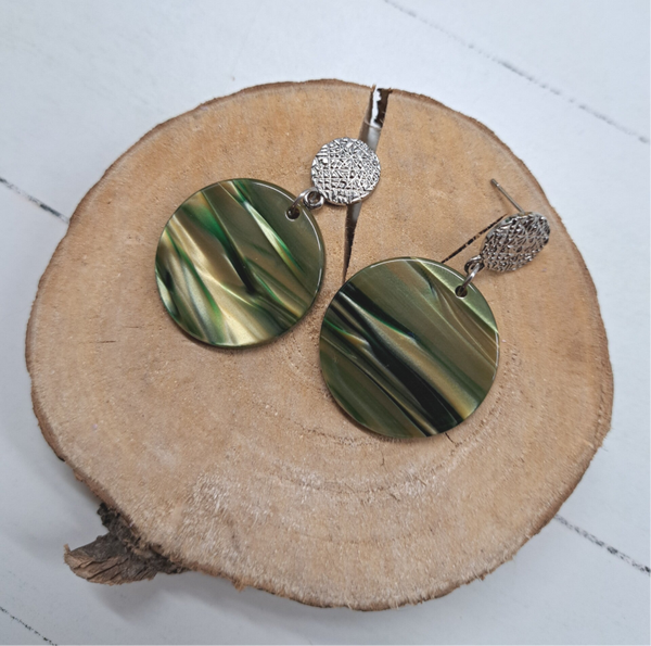 Zilverkleurige stekers voorzien van ronde groengetinte hanger.