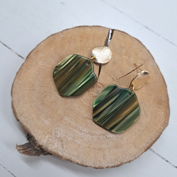 Goudkleurige stekers voorzien van groengetinte hanger, grillige vorm.