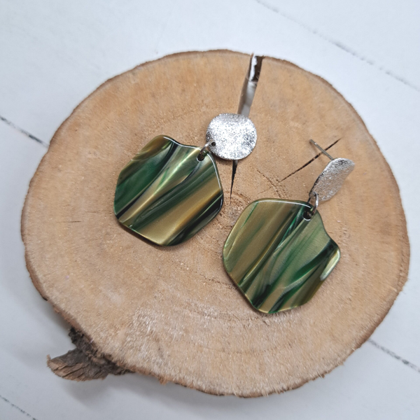 Zilverkleurige stekers voorzien van groengetinte hanger, grillige vorm.