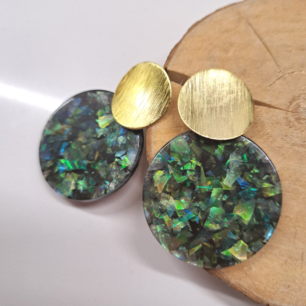 Goudkleurige ronde steker voorzien van groen getinte epoxyhanger.