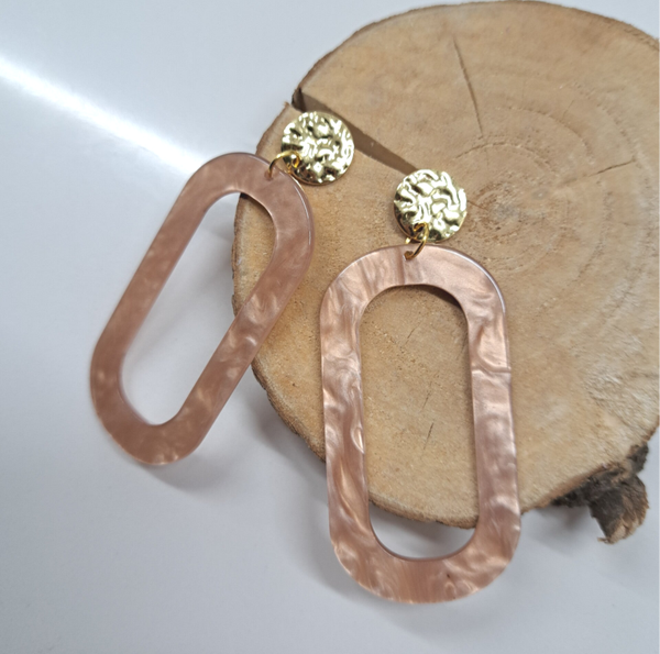 Goudkleurige stekers voorzien van oudroze ovalen hanger.