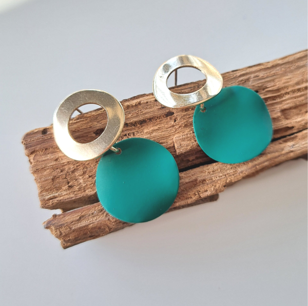 Goudkleurige stekers voorzien van matte groene munthanger.