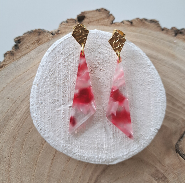 Goudkleurige stekers met driehoekige hanger, roodgetint.