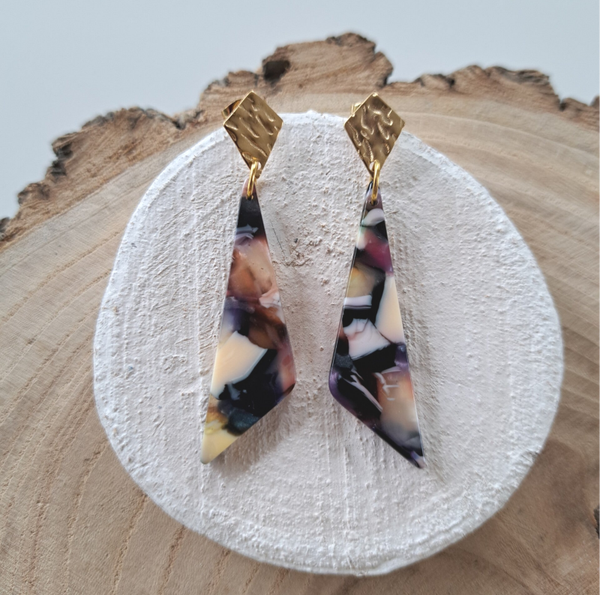 Goudkleurige stekers met driehoekige hanger, meerkleurig.