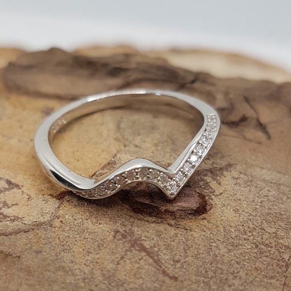 Zilveren wave ring bezet met cubic zirkonia, ringmaat 54.