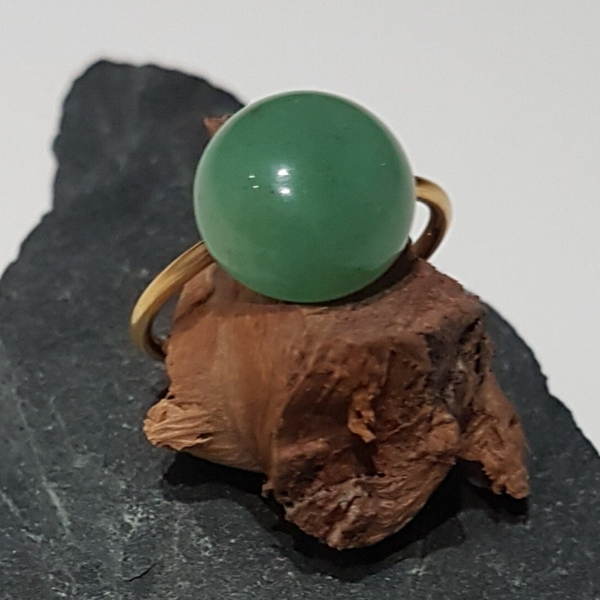 Vergulde ring in roestvrij staal voorzien met Jade natuursteen.