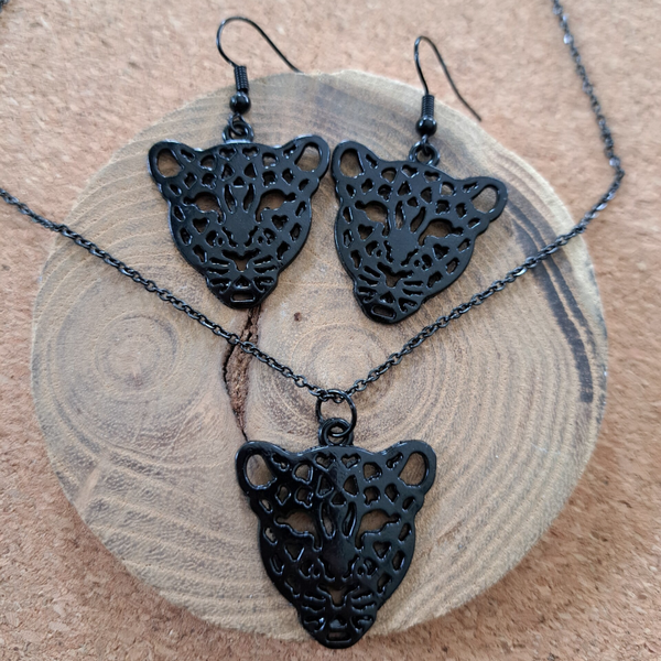 Zwarte panter filigraan oorbellen met bijhorende halsketting.