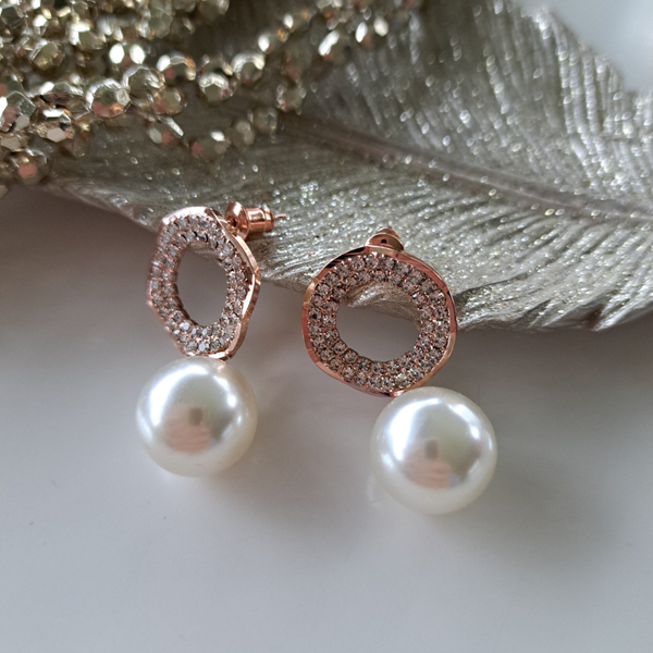 Roségoudkleurige parel oorbellen bezet met zirkonia.
