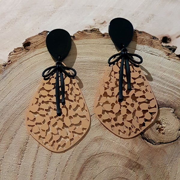 Roosgoudkleurige filigraan druppeloorbellen met zwarte strik.
