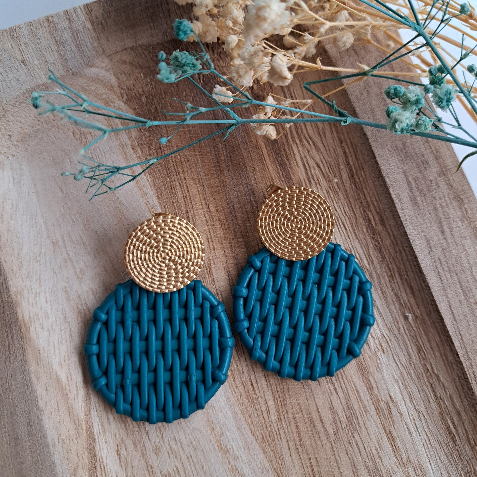 Blauw/groen geweven oorbellen.