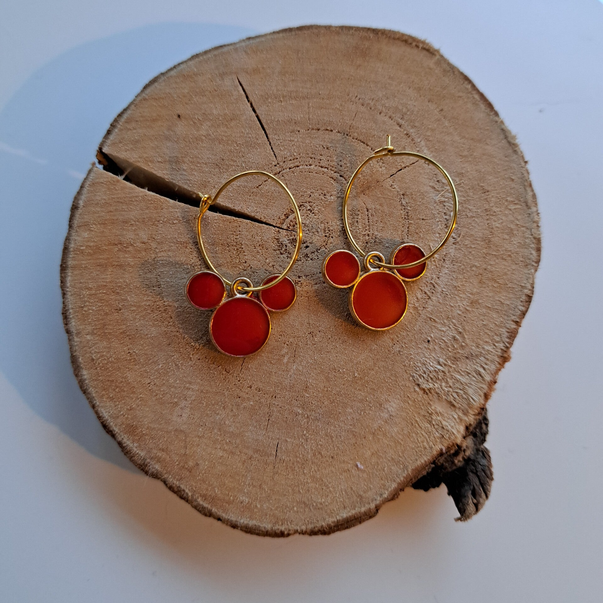 Goudkleurige creolen met rode Mickey Mouse.