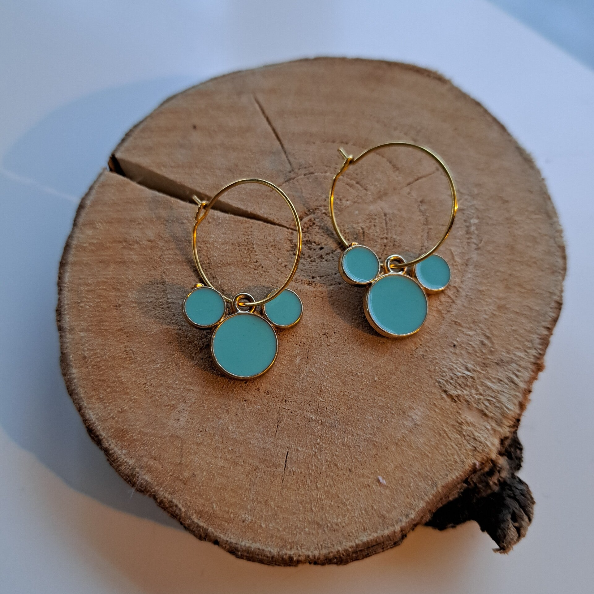 Goudkleurige creolen met blauwe Mickey Mouse.