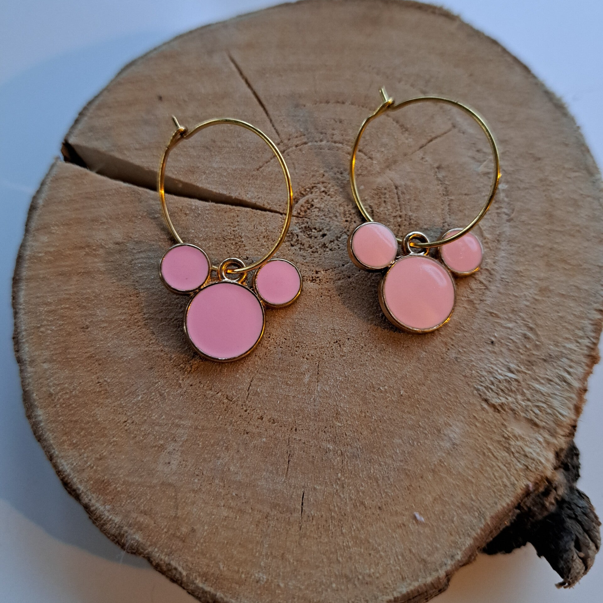 Goudkleurige creolen met roze Mickey Mouse.