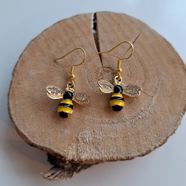 Goudkleurige hangers met bijtje.