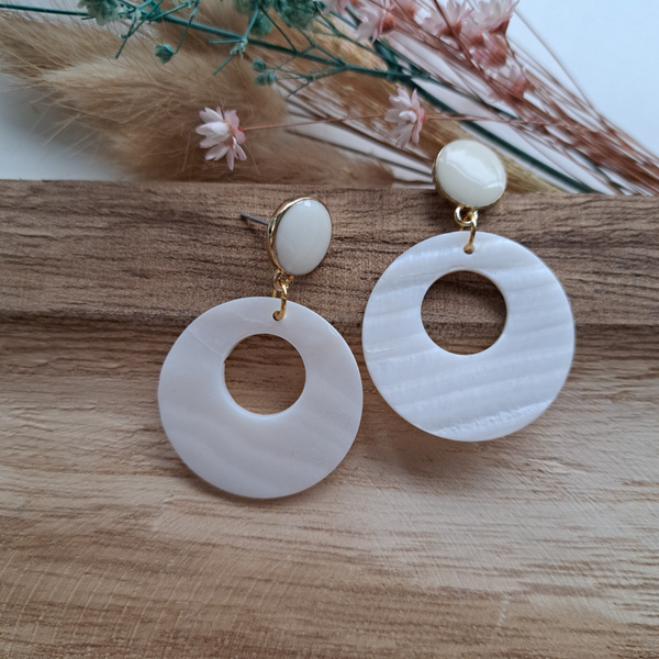 Witte oorbellen met parelmoerschelp.