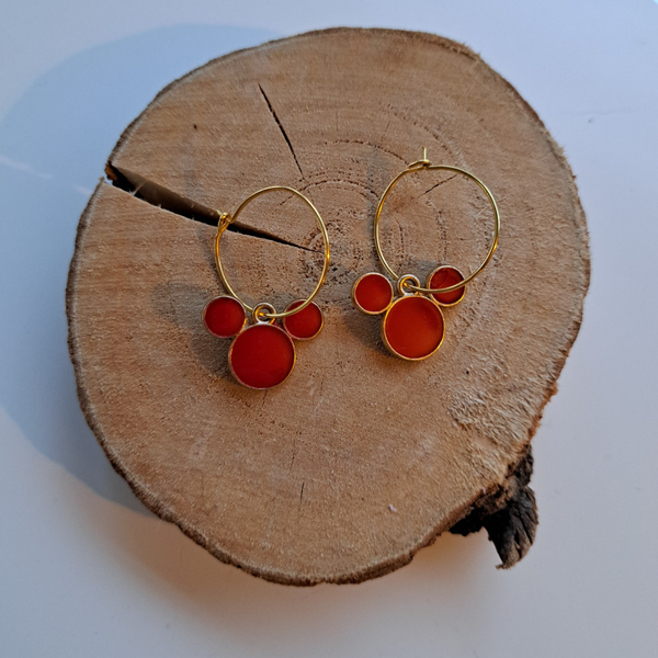 Goudkleurige creolen met rode Mickey Mouse.