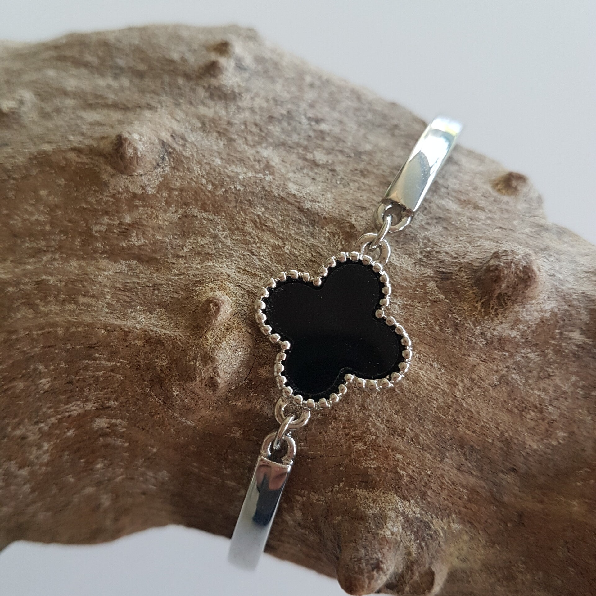 Armband in roestvrij staal met zwarte bloem ( kleine maat).
