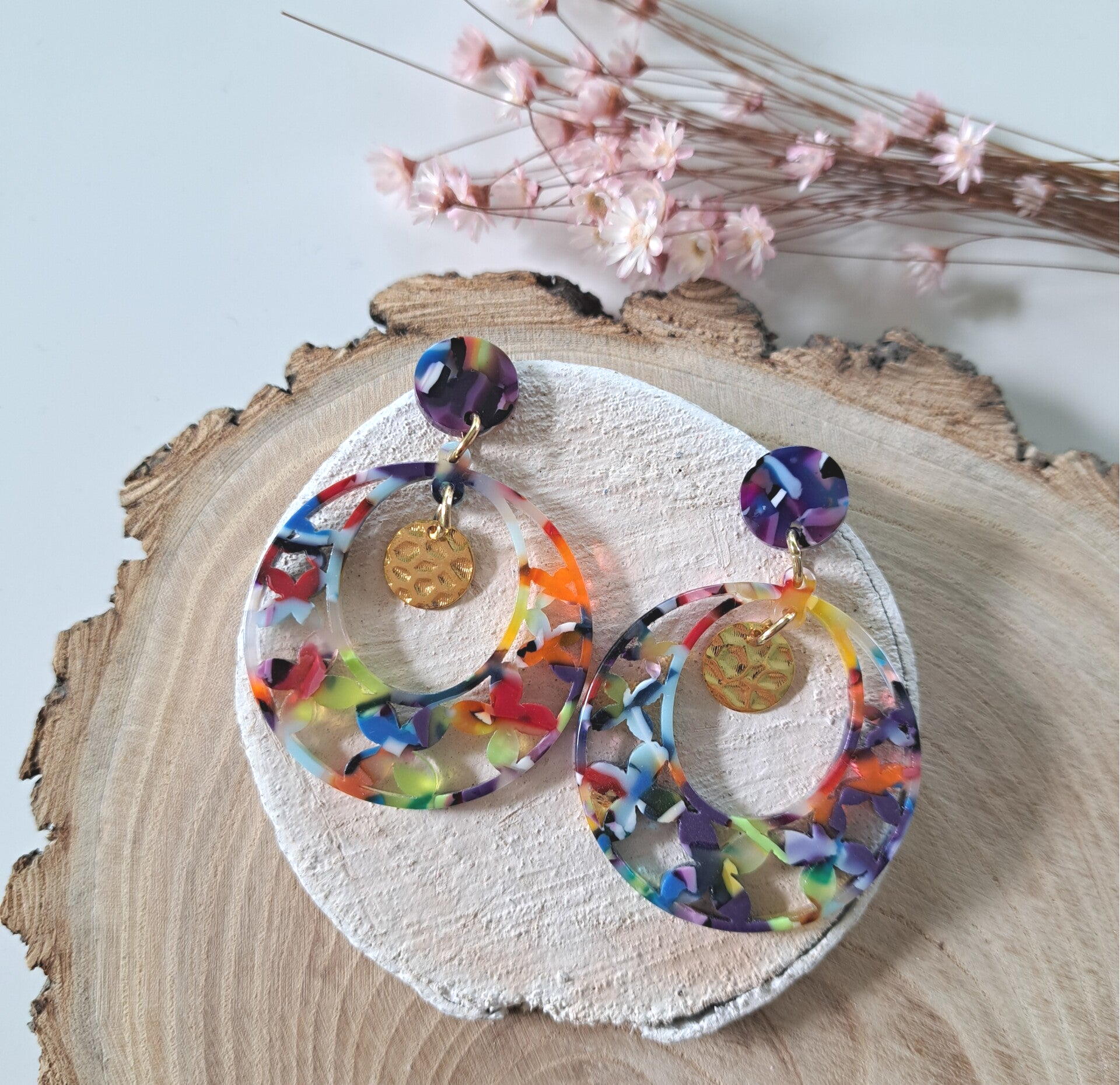 Meerkleurige ronde oorbellen, vlindermotief.