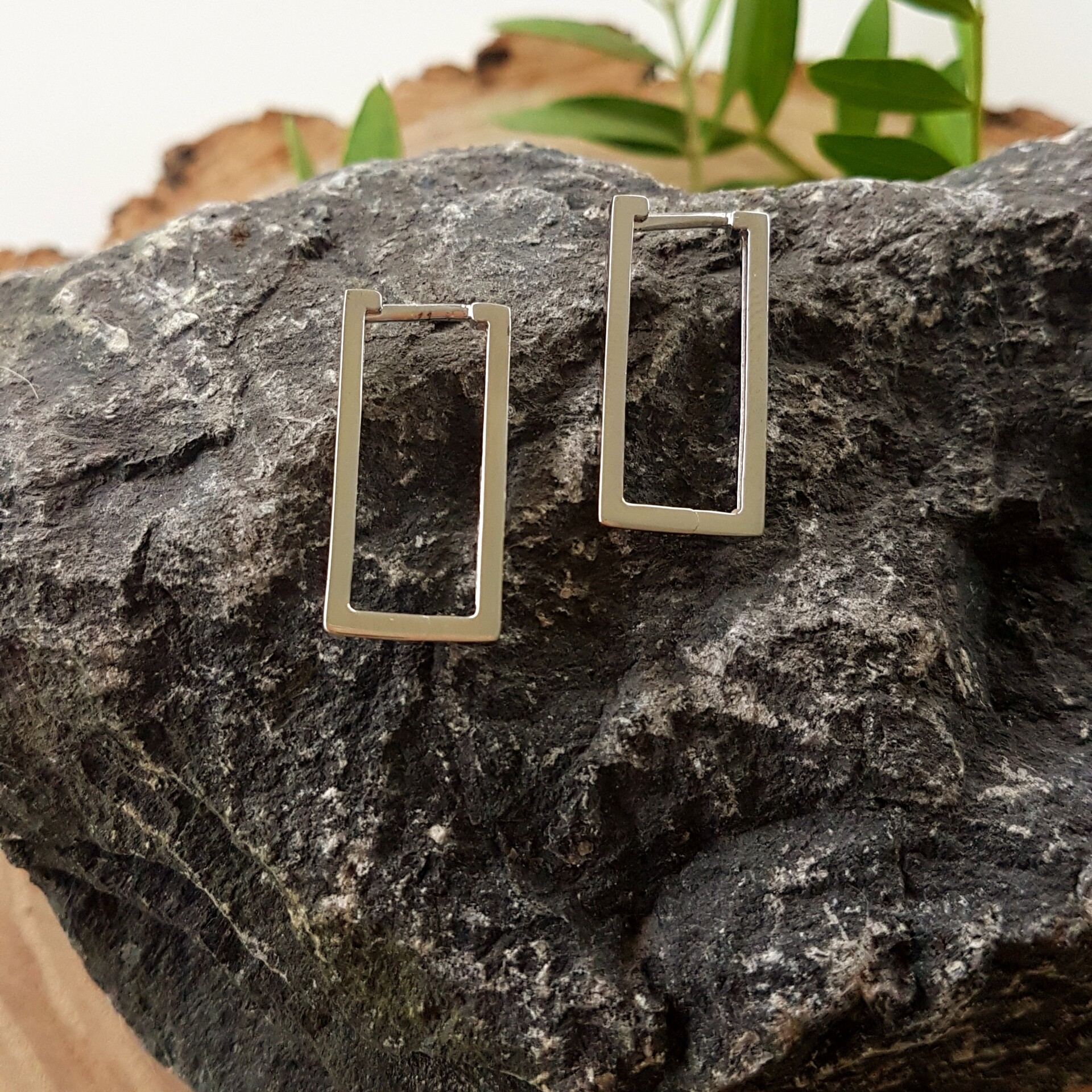 Rechthoekige zilveren oorbellen.