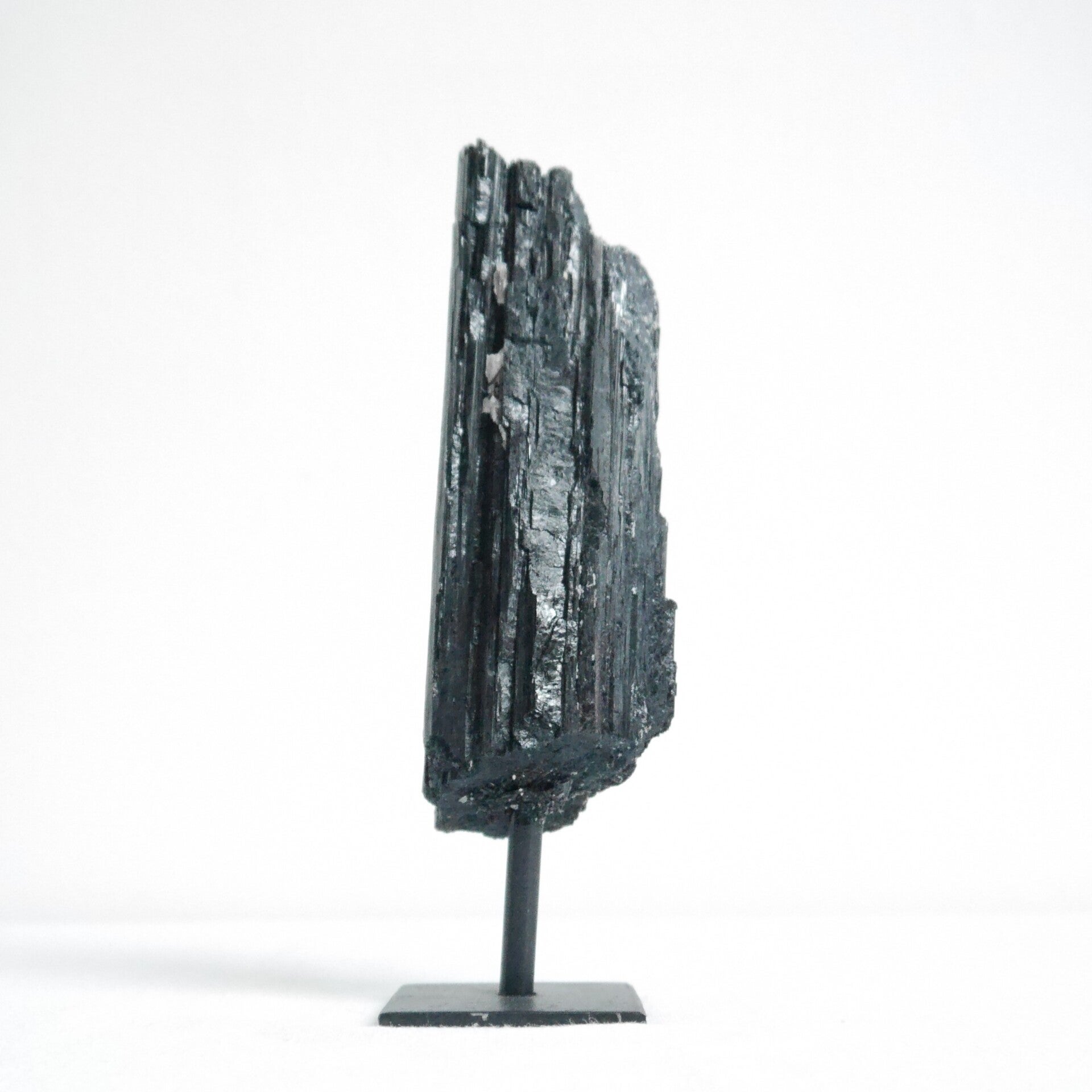 Zwarte toermalijn op standaard