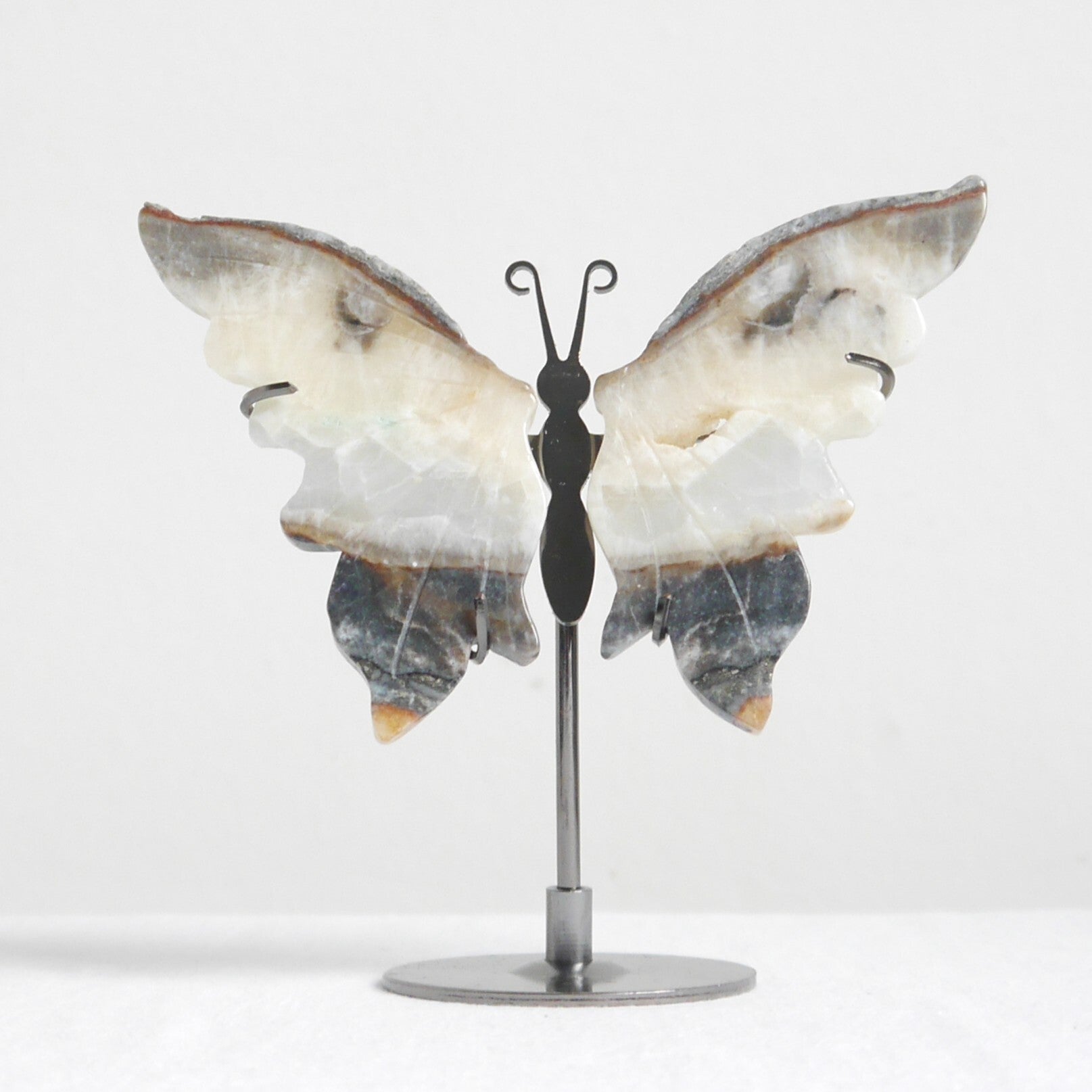 Witte calciet met mexicaanse crazy lace agaat vlinder op standaard